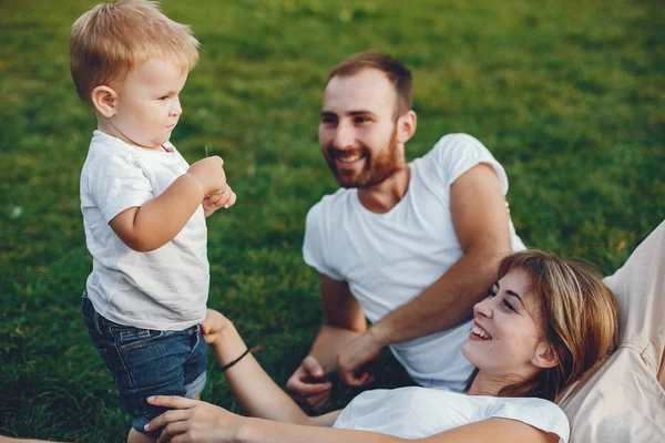 Rodina s synem hrající v letním parku — Stock fotografie