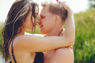 Zarif çift bir nehirde eğleniyor