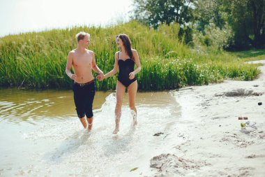 Zarif çift bir nehirde eğleniyor