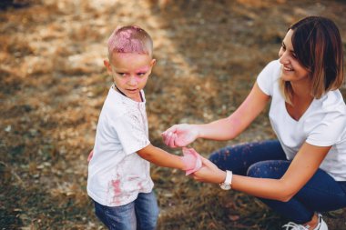 Anne ve oğlu yaz parkında oynuyorlar.
