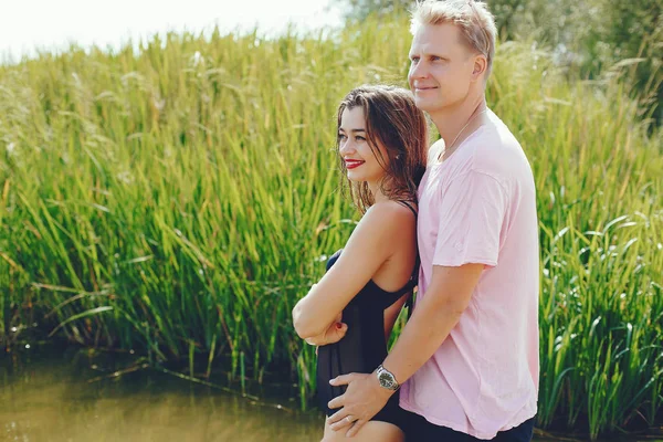 Couple élégant s'amuser dans une rivière — Photo