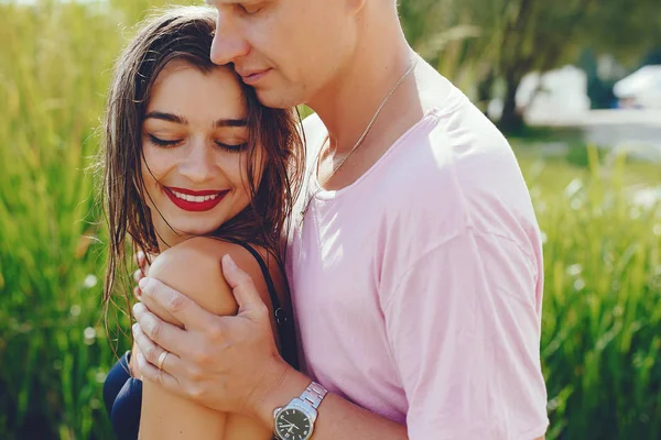 Elegante pareja divirtiéndose en un río — Foto de Stock