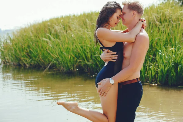 Couple élégant s'amuser dans une rivière — Photo