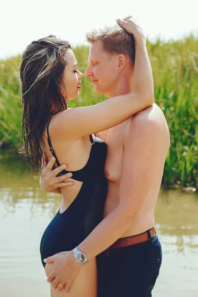 Κομψό ζευγάρι που διασκεδάζει σε ένα ποτάμι — Φωτογραφία Αρχείου