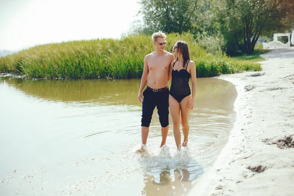 Elegante pareja divirtiéndose en un río — Foto de Stock