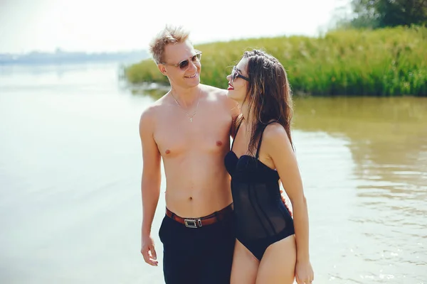 Elegante coppia divertirsi in un fiume — Foto Stock