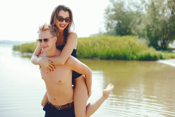 Κομψό ζευγάρι που διασκεδάζει σε ένα ποτάμι — Φωτογραφία Αρχείου