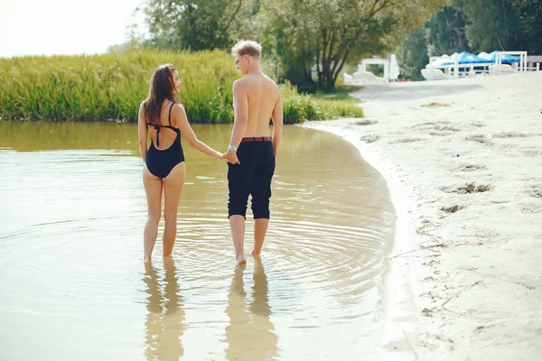 Elegante pareja divirtiéndose en un río — Foto de Stock