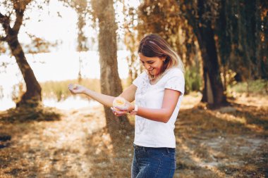 Sevimli kız bir yaz parkında eğlenin