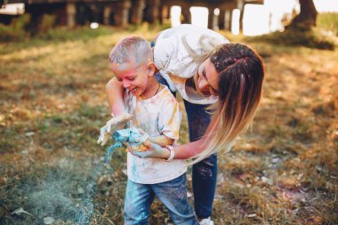 Anne ve oğlu yaz parkında oynuyorlar.