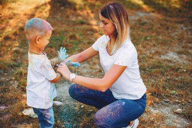 Anne ve oğlu yaz parkında oynuyorlar.