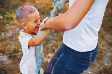 Anne ve oğlu yaz parkında oynuyorlar.