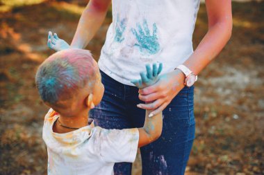 Anne ve oğlu yaz parkında oynuyorlar.