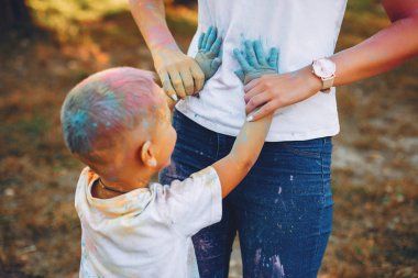 Anne ve oğlu yaz parkında oynuyorlar.