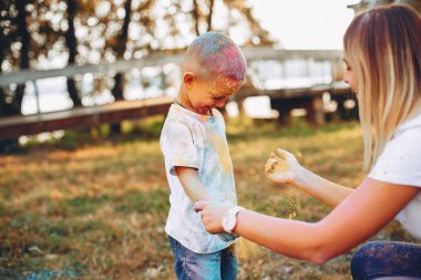 Anne ve oğlu yaz parkında oynuyorlar.
