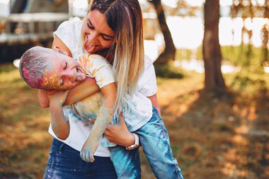 Anne ve oğlu yaz parkında oynuyorlar.