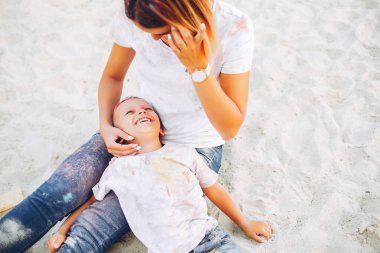 Anne ve oğlu yaz parkında oynuyorlar.