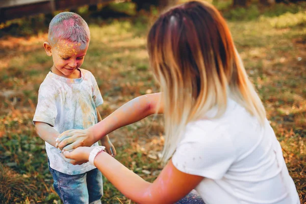 Anne ve oğlu yaz parkında oynuyorlar.