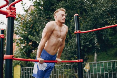 Yaz parkında yakışıklı adam eğitimi.