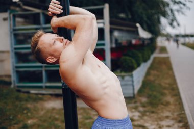 Yaz parkında yakışıklı adam eğitimi.