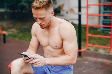 Yaz parkında yakışıklı adam eğitimi.