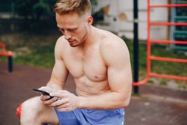 Yaz parkında yakışıklı adam eğitimi.