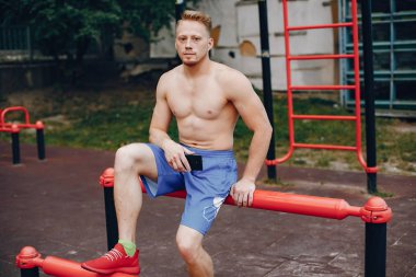 Yaz parkında yakışıklı adam eğitimi.