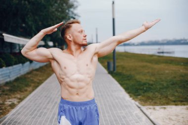 Yaz parkında yakışıklı adam eğitimi.