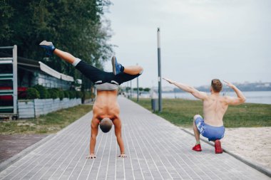 Bir yaz parkında eğitim iki yakışıklı erkek