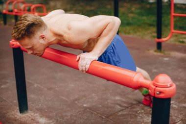 Yaz parkında yakışıklı adam eğitimi.