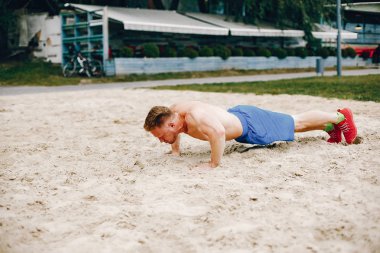 Yaz parkında yakışıklı adam eğitimi.