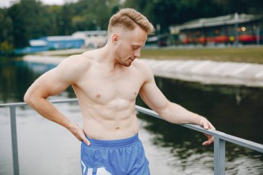 Yaz parkında yakışıklı adam eğitimi.