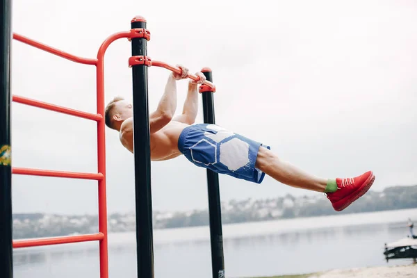 Hombre guapo entrenando en un parque de verano —  Fotos de Stock