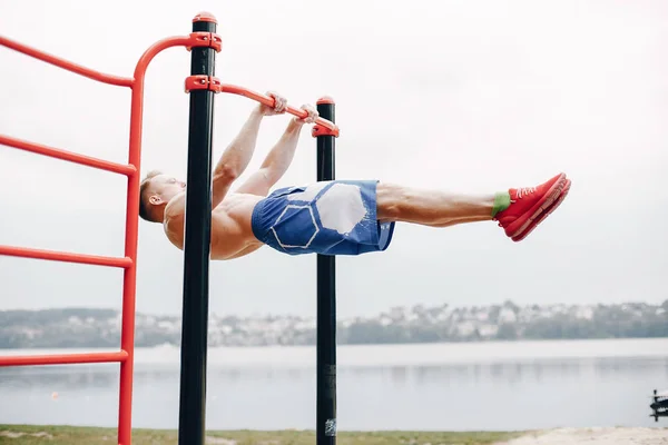 Hombre guapo entrenando en un parque de verano —  Fotos de Stock