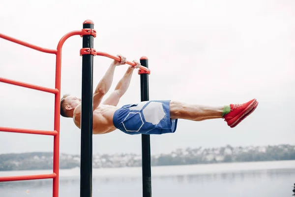 Hombre guapo entrenando en un parque de verano —  Fotos de Stock