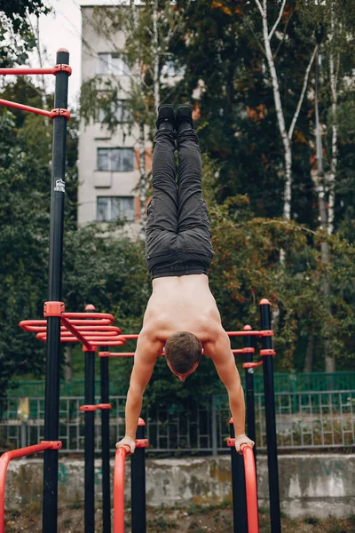 Bell'uomo che si allena in un parco estivo — Foto Stock