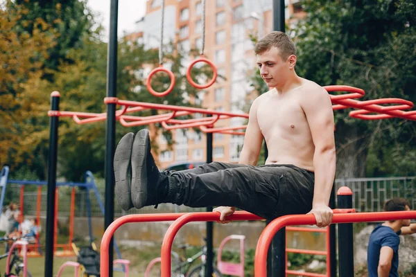 Bell'uomo che si allena in un parco estivo — Foto Stock