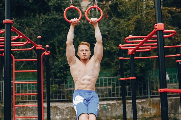 Bell'uomo che si allena in un parco estivo — Foto Stock