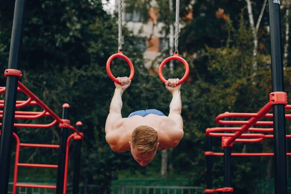 Bell'uomo che si allena in un parco estivo — Foto Stock