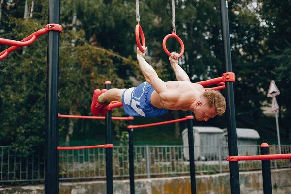 Bell'uomo che si allena in un parco estivo — Foto Stock