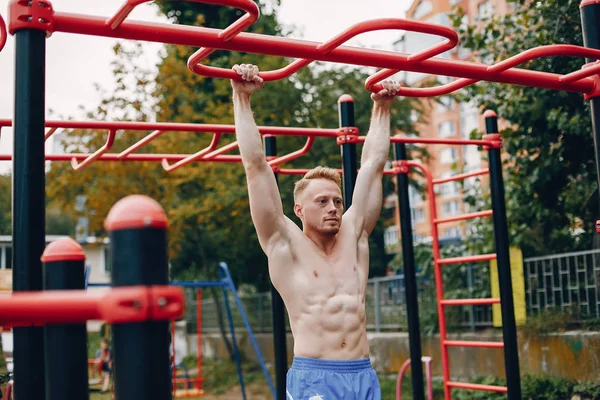 Bell'uomo che si allena in un parco estivo — Foto Stock
