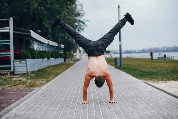 Bell'uomo che si allena in un parco estivo — Foto Stock