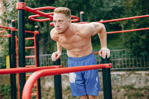 Hombre guapo entrenando en un parque de verano —  Fotos de Stock