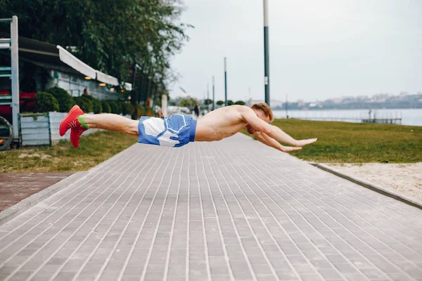 Hombre guapo entrenando en un parque de verano —  Fotos de Stock