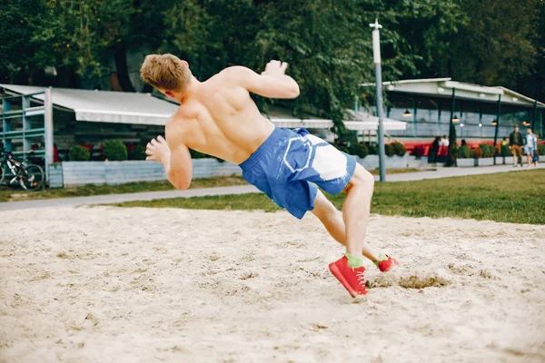 Bell'uomo che si allena in un parco estivo — Foto Stock