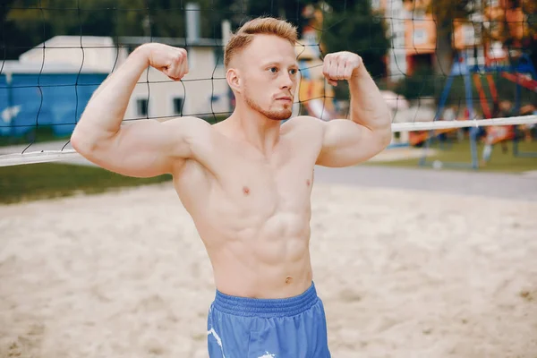 Hombre guapo entrenando en un parque de verano —  Fotos de Stock