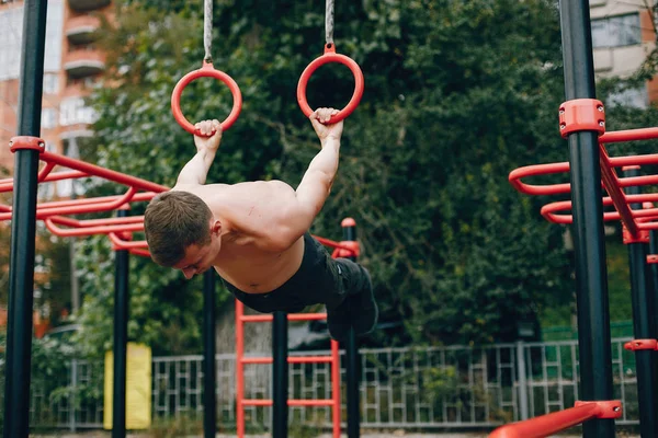 Hombre guapo entrenando en un parque de verano —  Fotos de Stock
