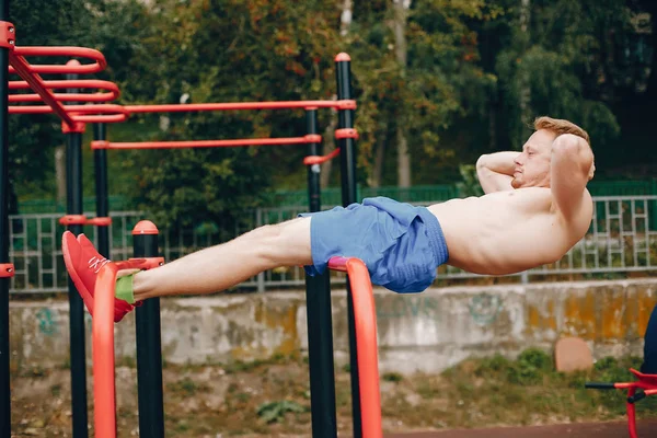 Hombre guapo entrenando en un parque de verano —  Fotos de Stock