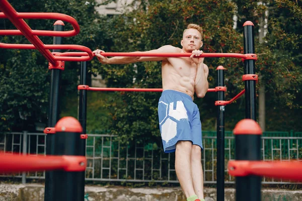 Bell'uomo che si allena in un parco estivo — Foto Stock