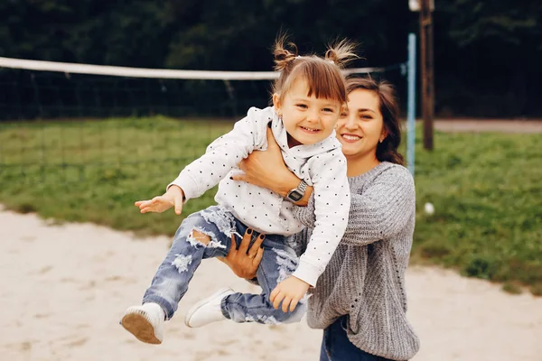 Madre con hija jugando en un parque de verano — Foto de Stock